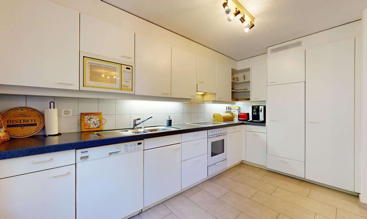 küche mit offene regale, open shelves, geschirrspülmaschine, arbeitsplatten, und dark countertops