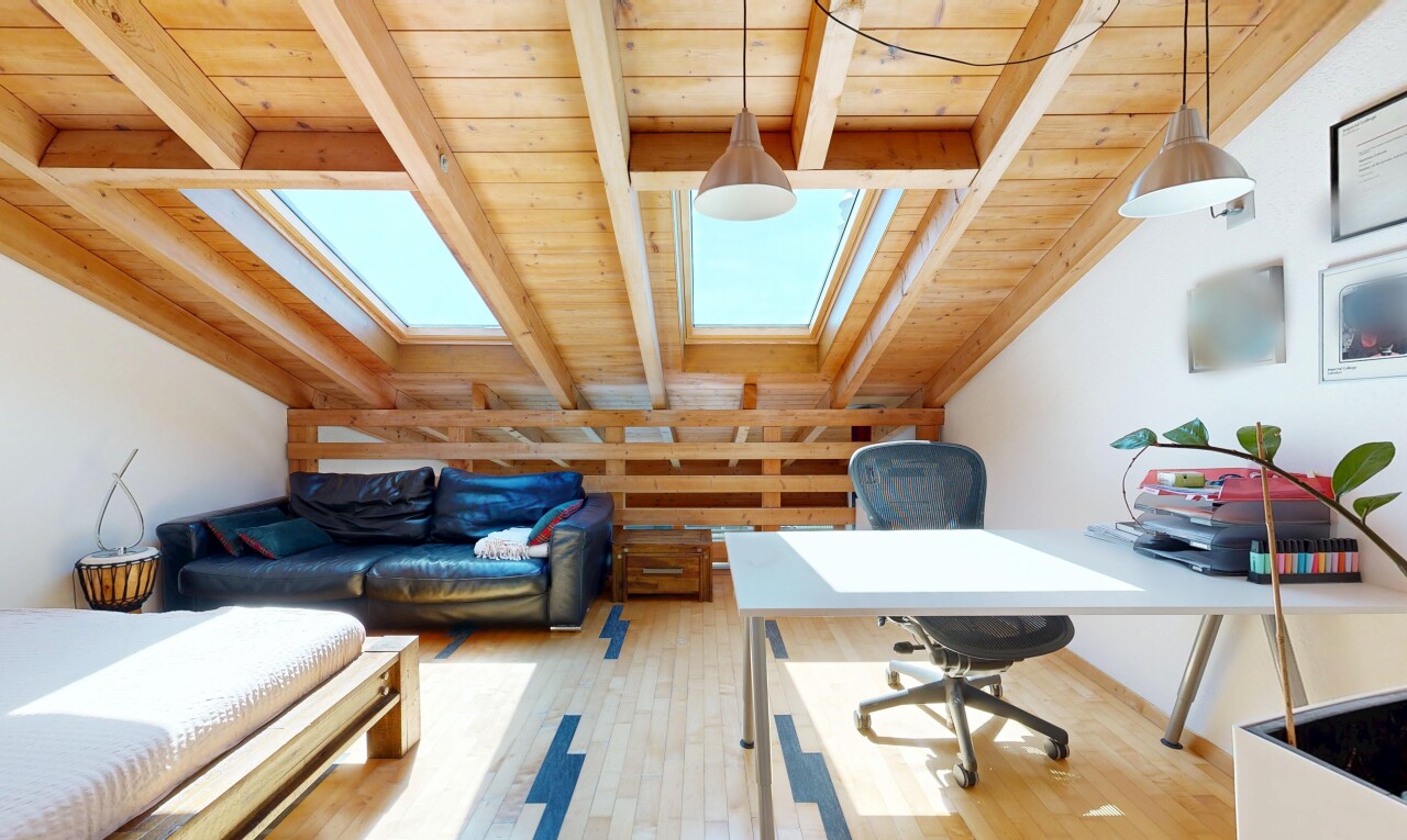 zimmer / schlafzimmer mit dachfenster, bürobereich, pendelleuchte, dachschräge, und vaulted ceiling