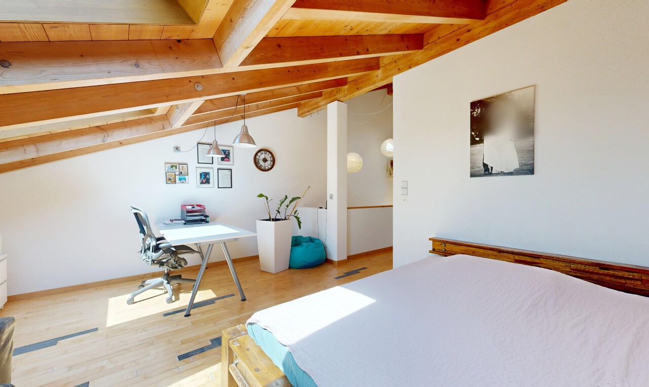 zimmer / schlafzimmer mit beamed ceiling, balkendecke, vaulted ceiling, dachschräge, und wood finish floor