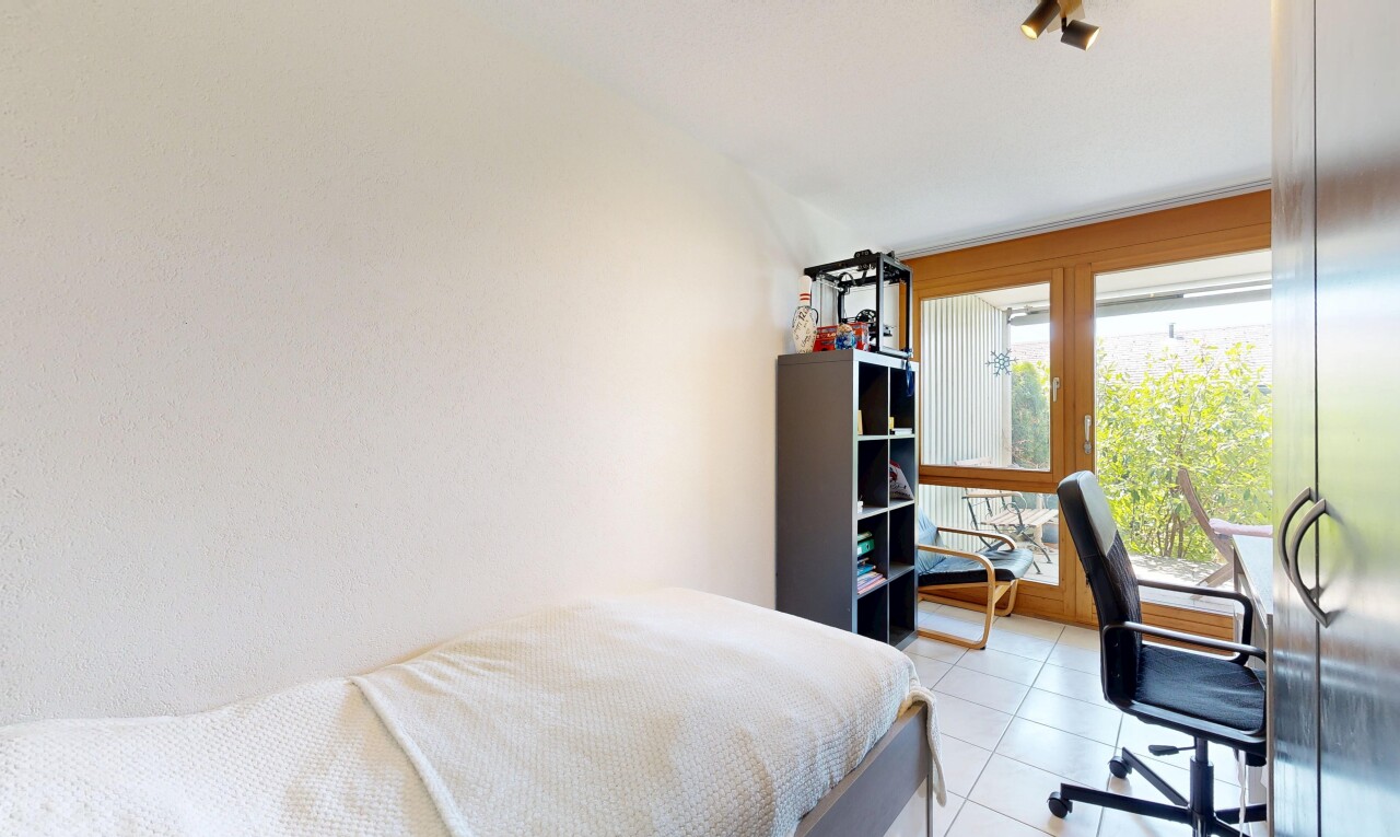zimmer / schlafzimmer mit bürobereich, tile floor, fliesenboden, und inside property