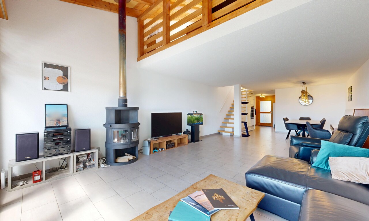 wohnzimmer mit holzofen, treppen, gipskartonwand, drywall, und fernseher