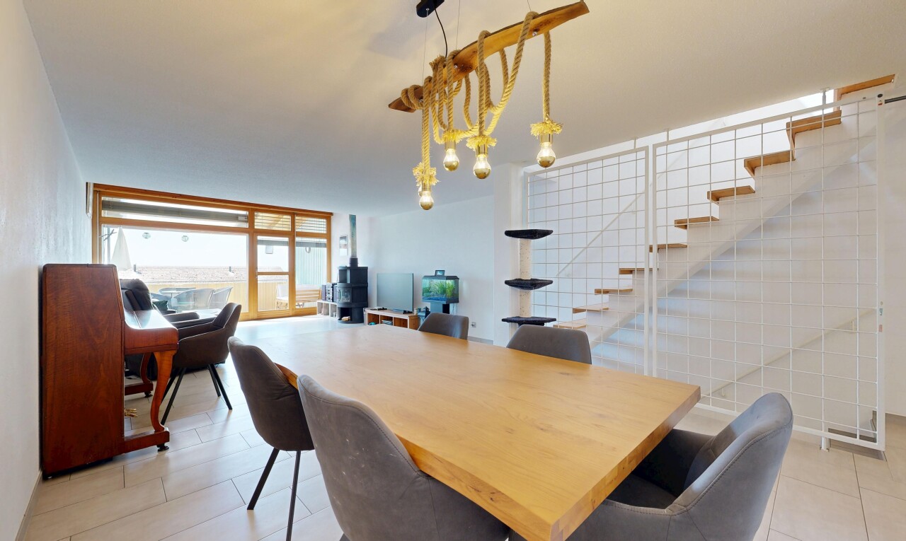 esszimmer mit treppen, fernseher, gipskartonwand, drywall, und floor ceiling windows