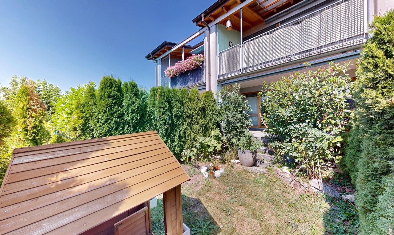 garten mit balkon und day time
