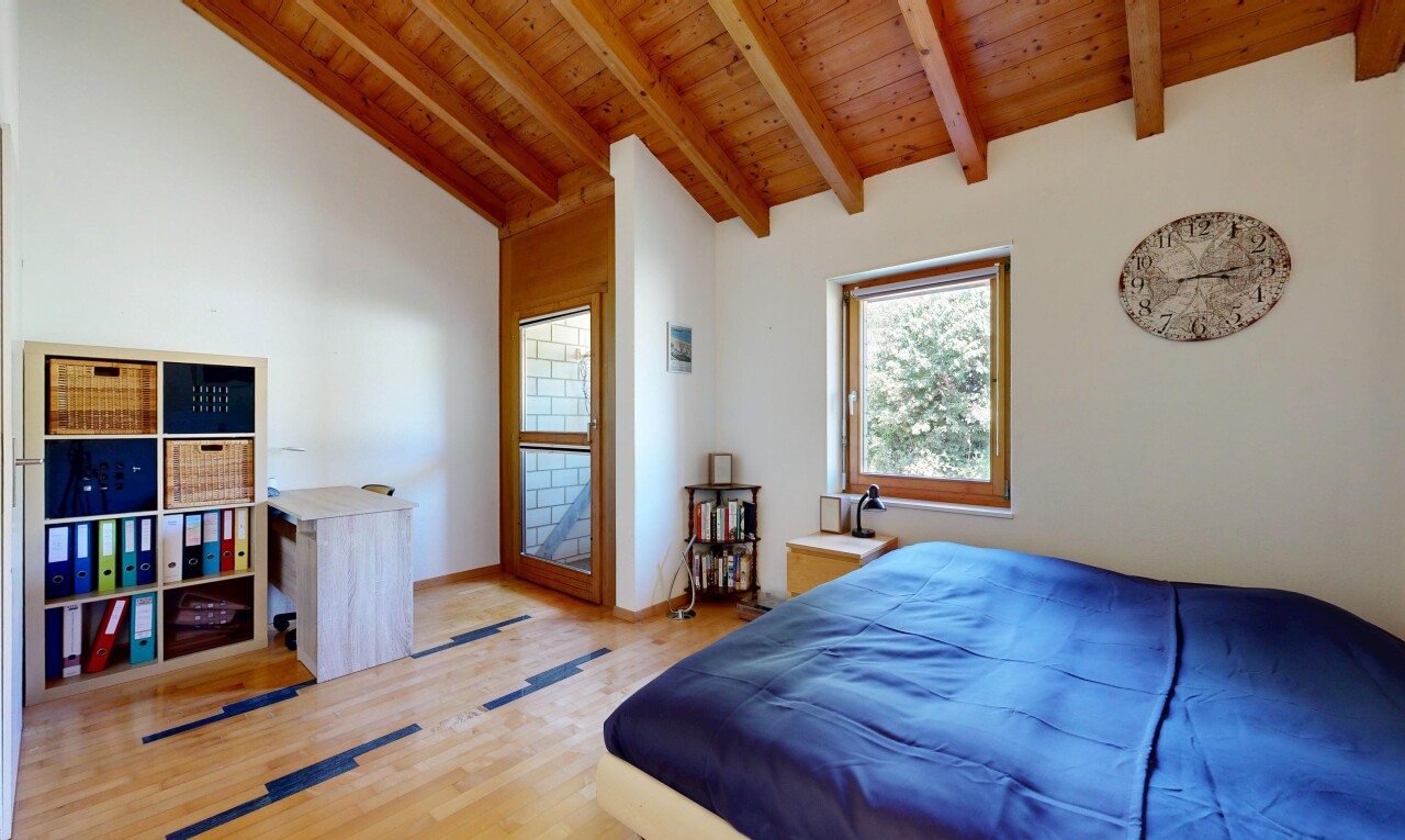 zimmer / schlafzimmer mit holzdecke, wood ceiling, balkendecke, beamed ceiling, und dachschräge