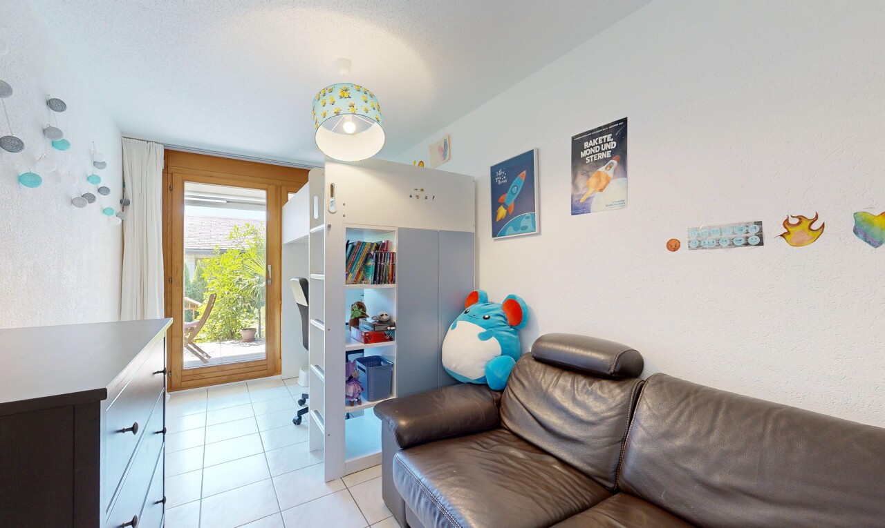 wohnzimmer mit pendelleuchte, fliesenboden, tile floor, inside property, und gipskartonwand