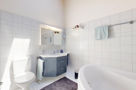 bad mit tile wall, fliesenwand, bad, spiegel, und toilette