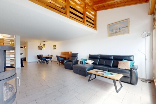 wohn- / esszimmer mit hohe decke, high ceiling, dachschräge, vaulted ceiling, und gipskartonwand