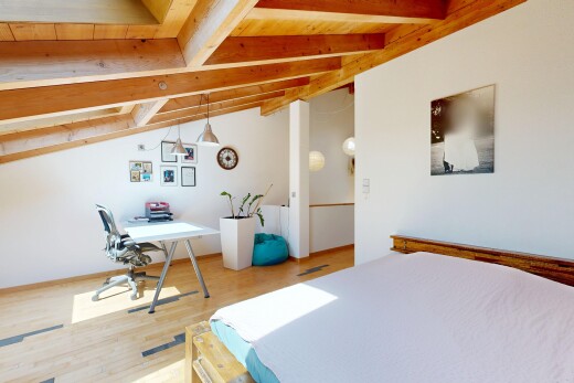 zimmer / schlafzimmer mit beamed ceiling, balkendecke, vaulted ceiling, dachschräge, und wood finish floor