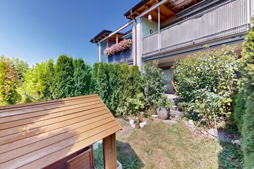 garten mit balkon und day time