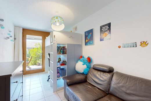 wohnzimmer mit pendelleuchte, fliesenboden, tile floor, inside property, und gipskartonwand