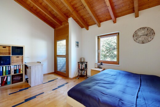 zimmer / schlafzimmer mit holzdecke, wood ceiling, balkendecke, beamed ceiling, und dachschräge