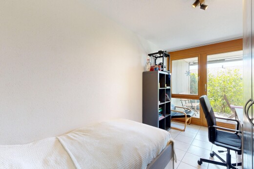 zimmer / schlafzimmer mit bürobereich, tile floor, fliesenboden, und inside property