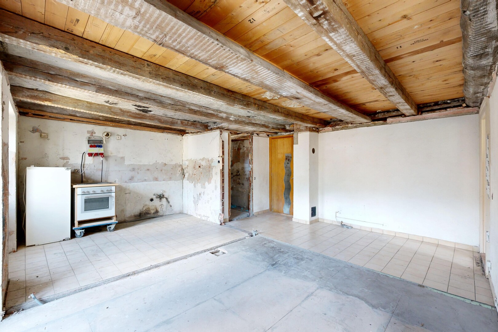 pièce vide avec inside property, sol en béton, concrete floor, cloison sèche, et drywall
