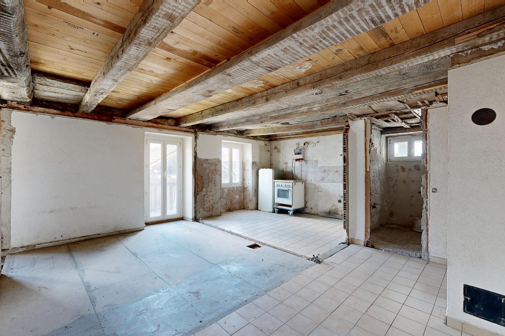 pièce vide avec lumière naturelle, natural light, unfinished floor, inside property, et sous-sol