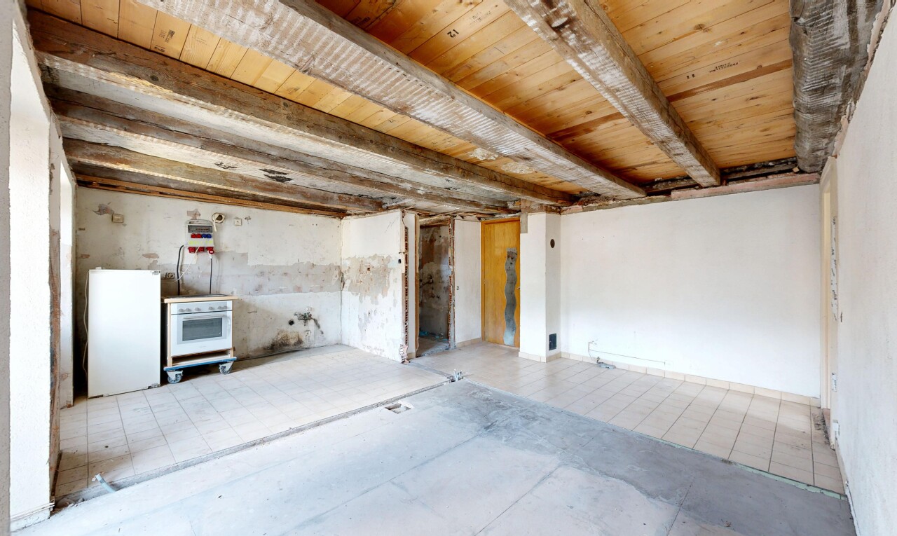 pièce vide avec inside property, sol en béton, concrete floor, cloison sèche, et drywall
