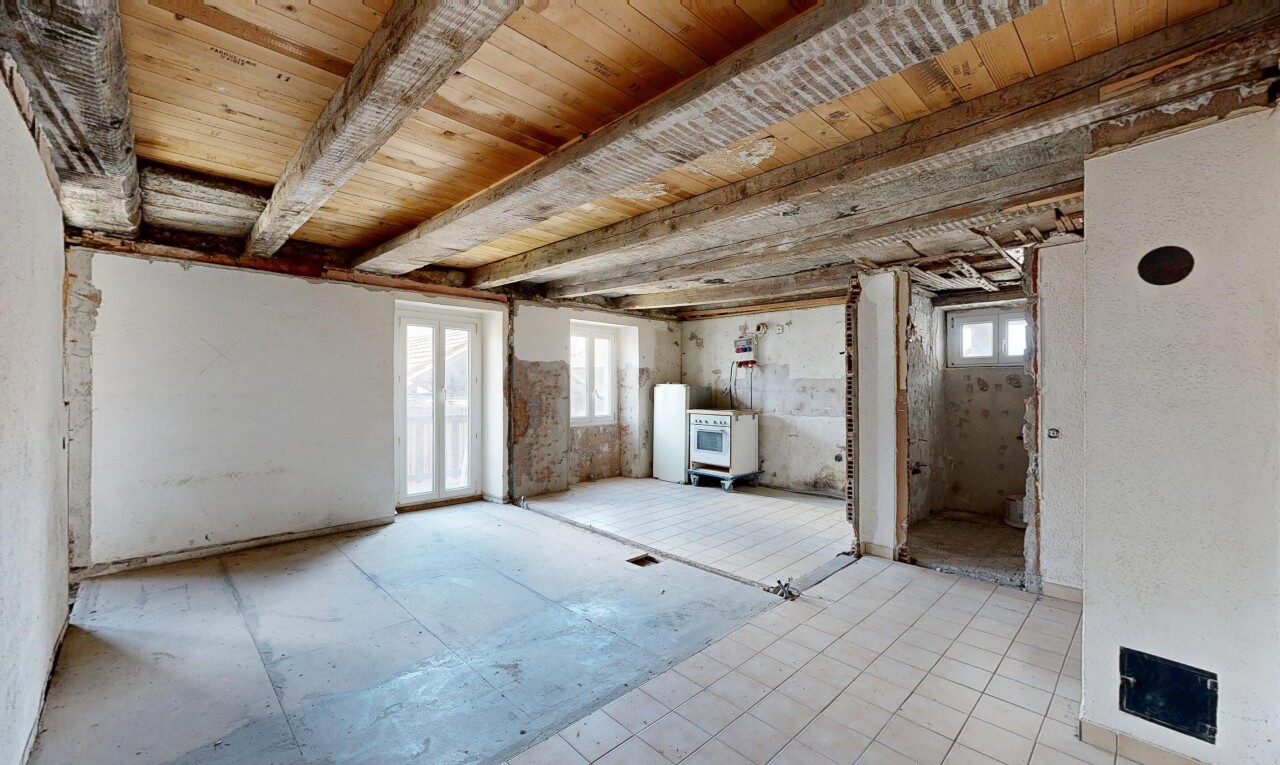 pièce vide avec lumière naturelle, natural light, unfinished floor, inside property, et sous-sol