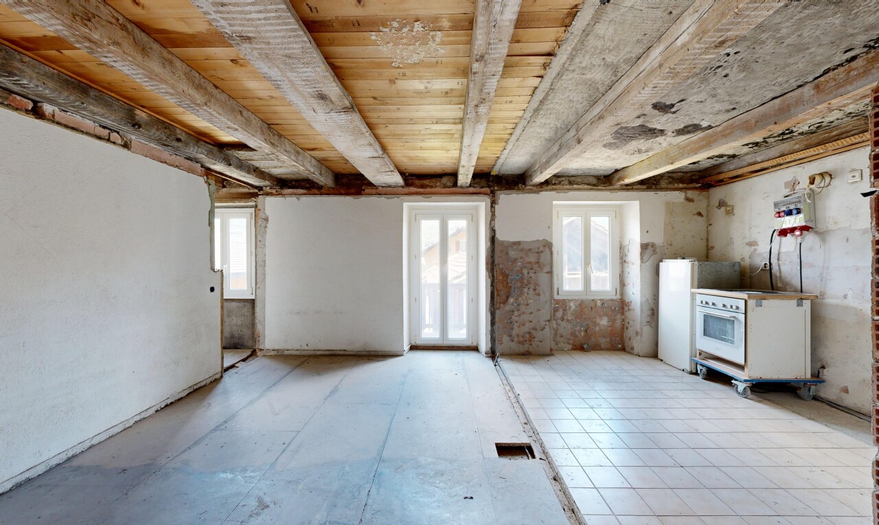 pièce vide avec inside property, lumière naturelle, natural light, et unfinished floor
