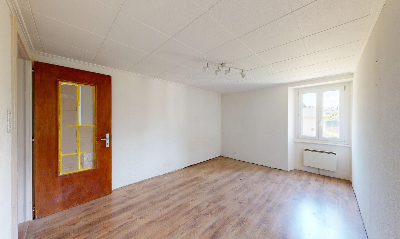 pièce vide avec inside property, sol en finition bois, wood finish floor, cloison sèche, et drywall