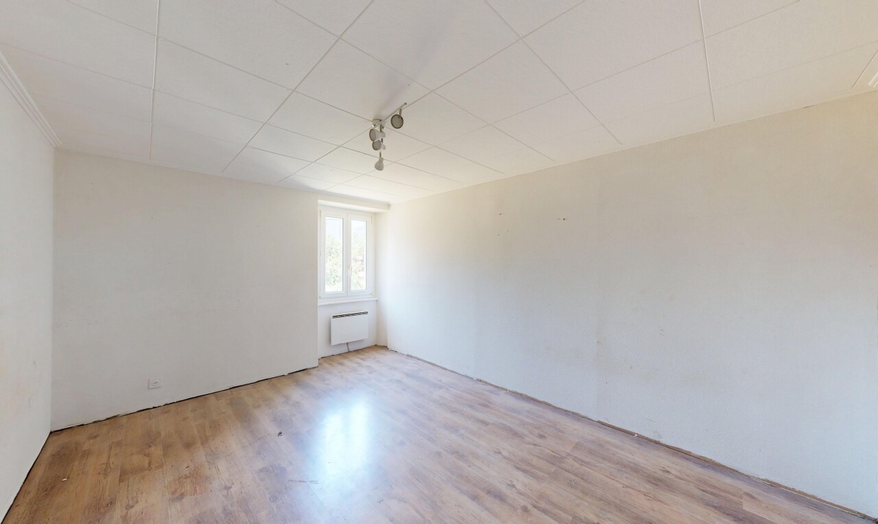 pièce vide avec inside property, lumière naturelle, natural light, cloison sèche, et drywall
