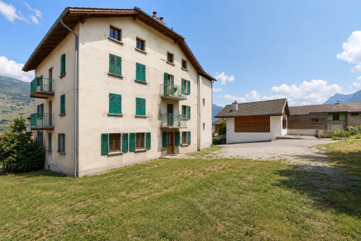 façade avec balcon, day time, mountain view, vue sur la montagne, et pelouse