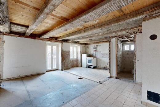 pièce vide avec lumière naturelle, natural light, unfinished floor, inside property, et sous-sol