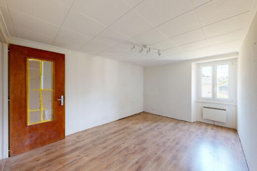 pièce vide avec inside property, sol en finition bois, wood finish floor, cloison sèche, et drywall