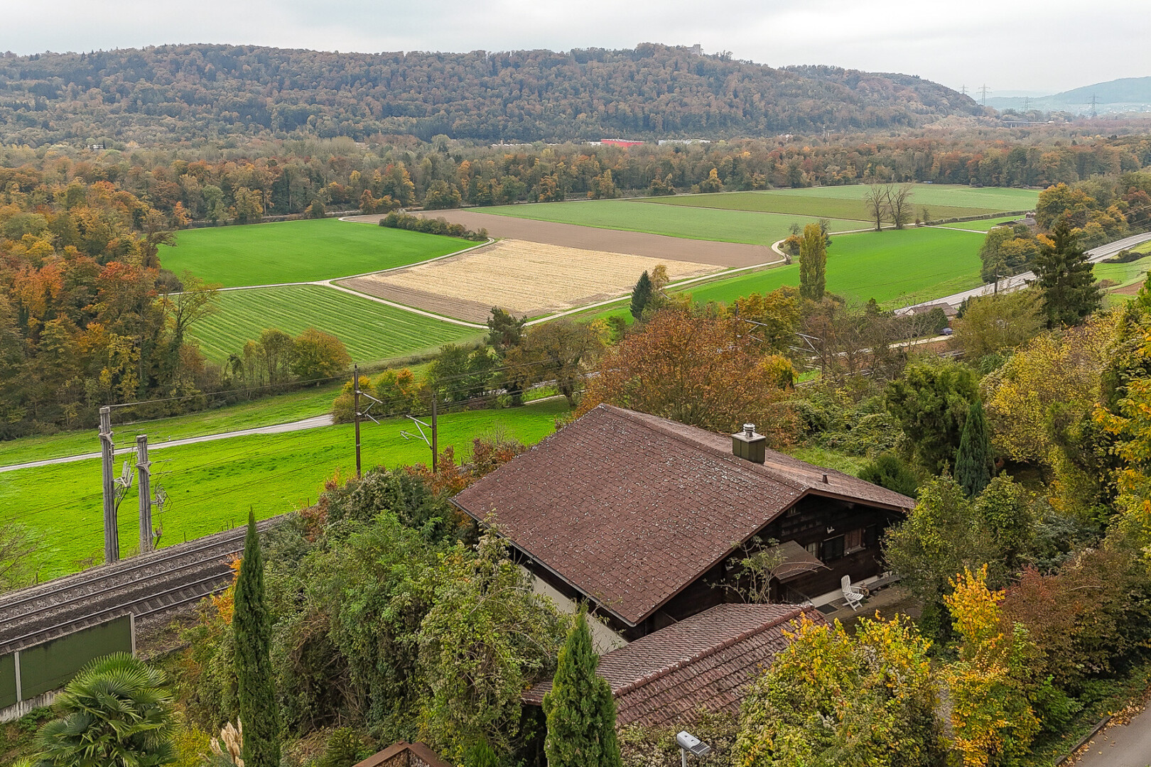 vue sur la montagne avec rural view, vue rurale, orchard / agricultural view, vue sur le verger/agriculture, et overcast