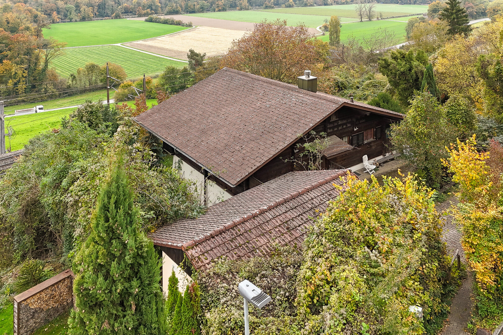 façade avec vue sur le verger/agriculture, orchard / agricultural view, property visible, vue rurale, et rural view
