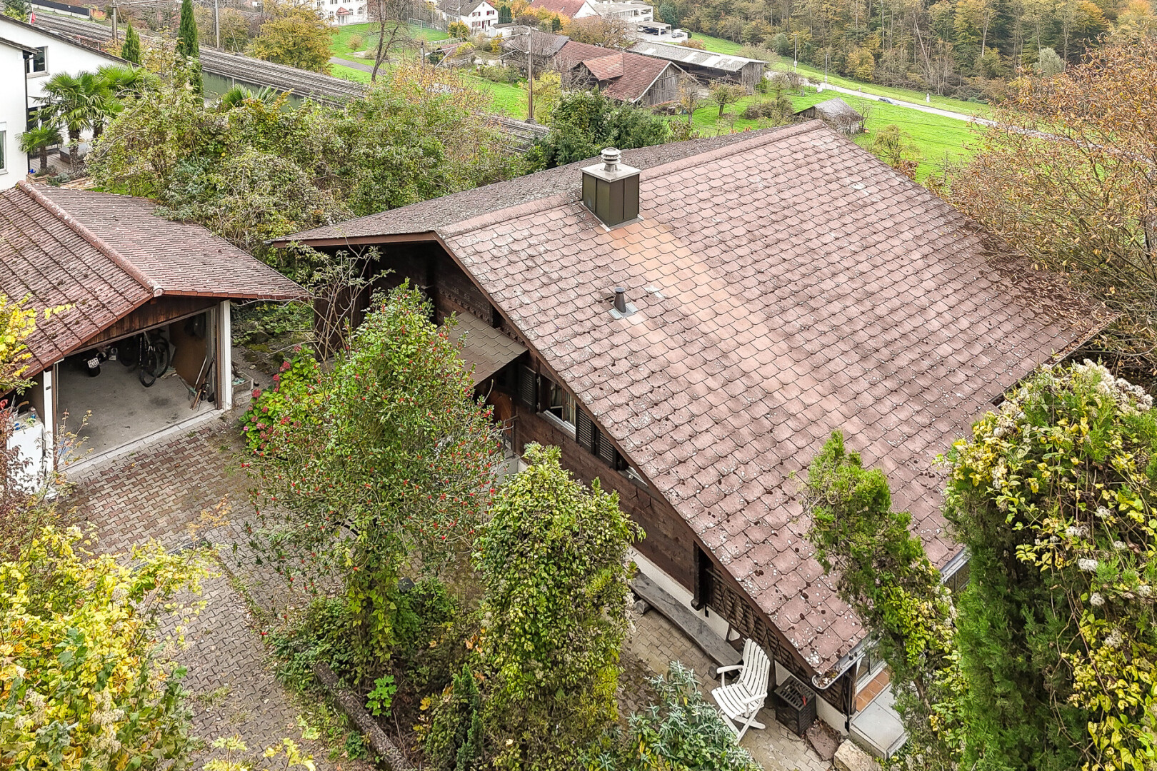 façade avec drone view, terrasse, et cheminée