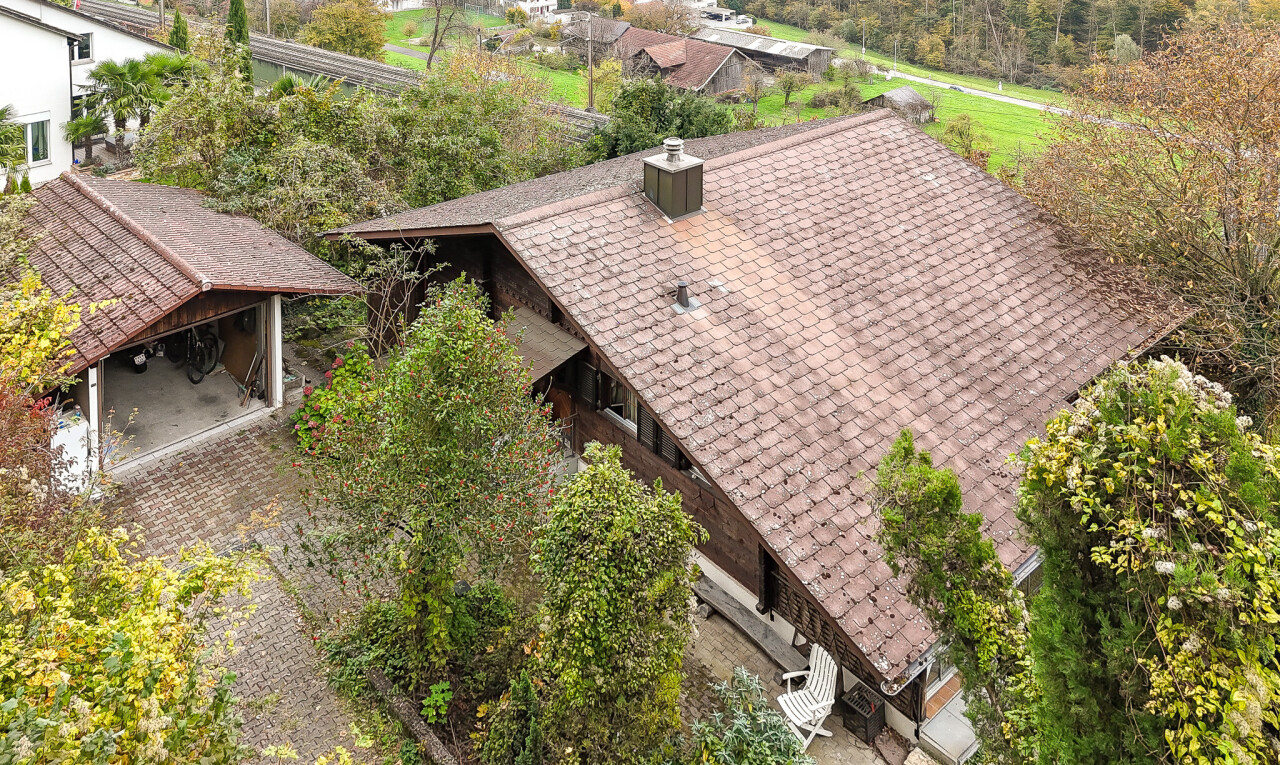 façade avec drone view, terrasse, et cheminée