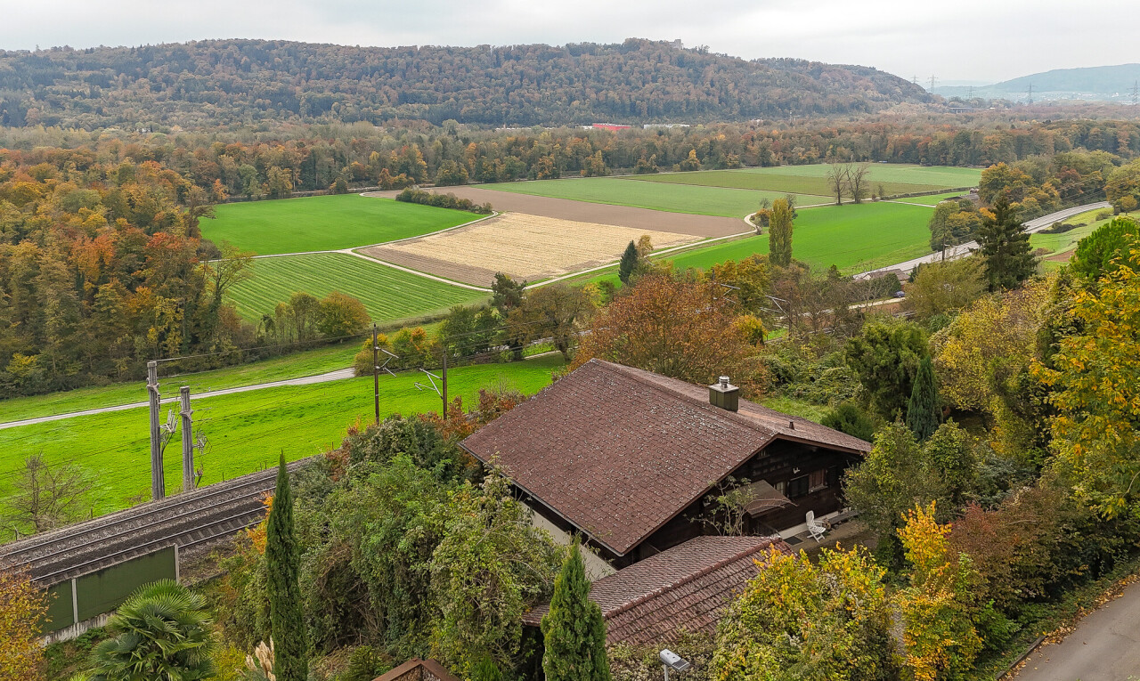 vue sur la montagne avec rural view, vue rurale, orchard / agricultural view, vue sur le verger/agriculture, et overcast