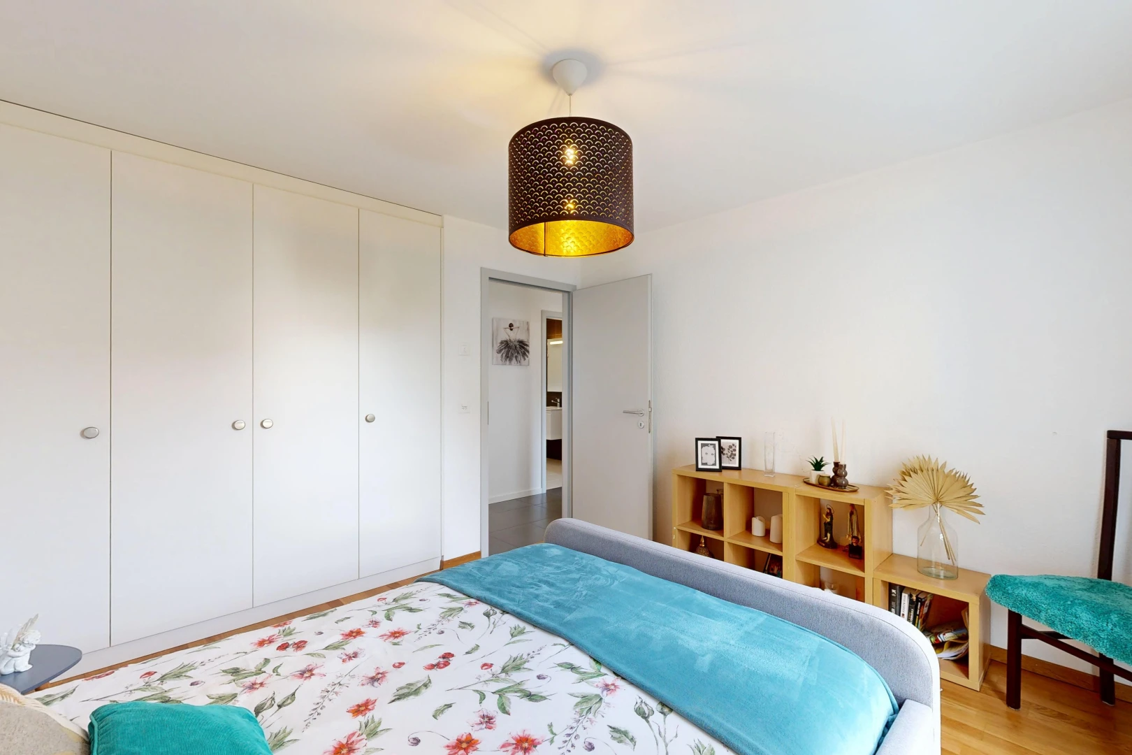 chambre avec placard, éclairage suspendu, drywall, cloison sèche, et inside property