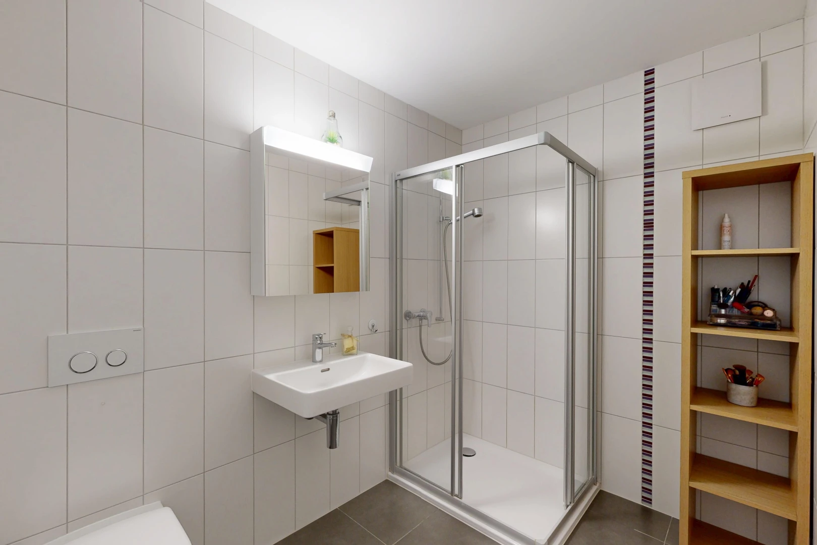 salle de bains avec miroir, salle de bain complète, tile wall, mur en carrelage, et douche