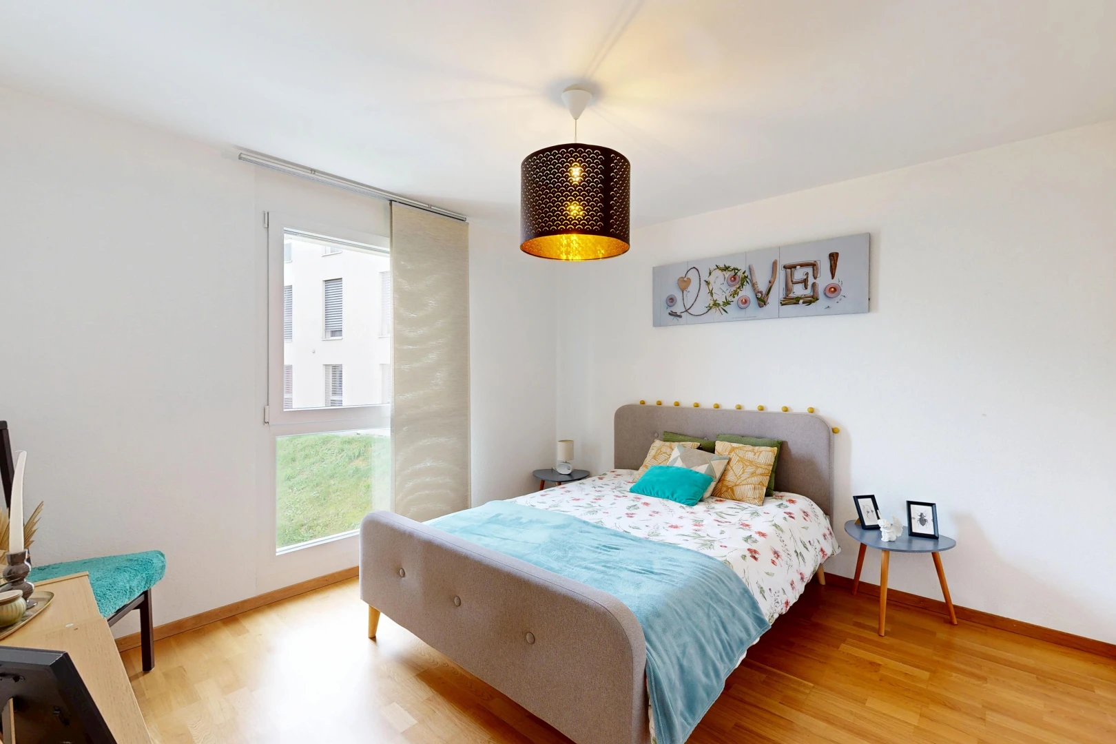 chambre avec lumière naturelle, drywall, cloison sèche, éclairage suspendu, et wood finish floor