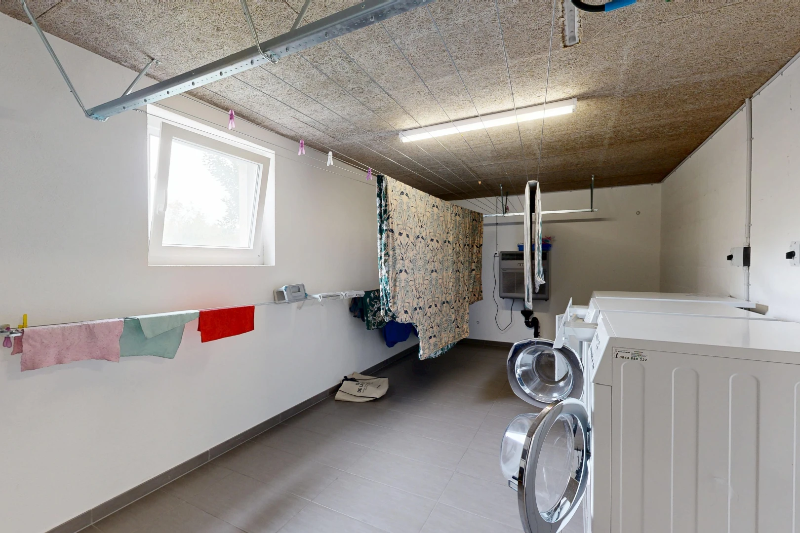 buanderie avec lave-linge et sèche-linge séparés, lumière naturelle, et inside community