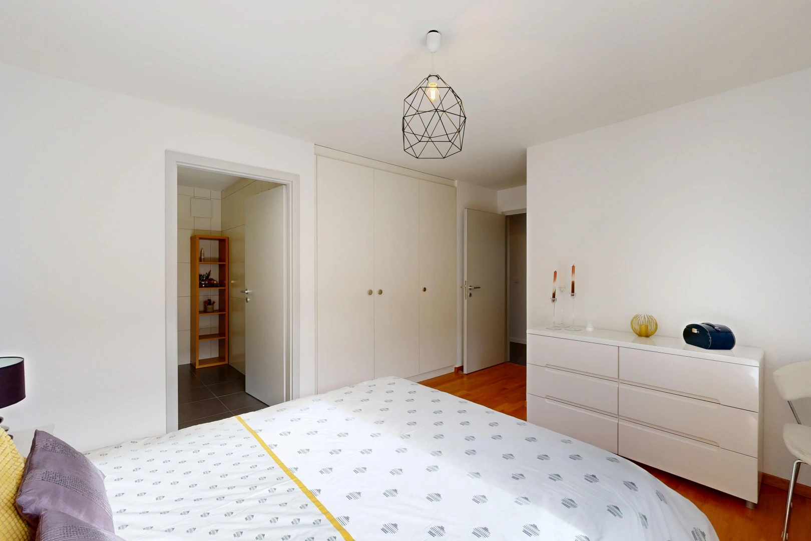 chambre avec drywall, cloison sèche, placard, inside property, et wood finish floor