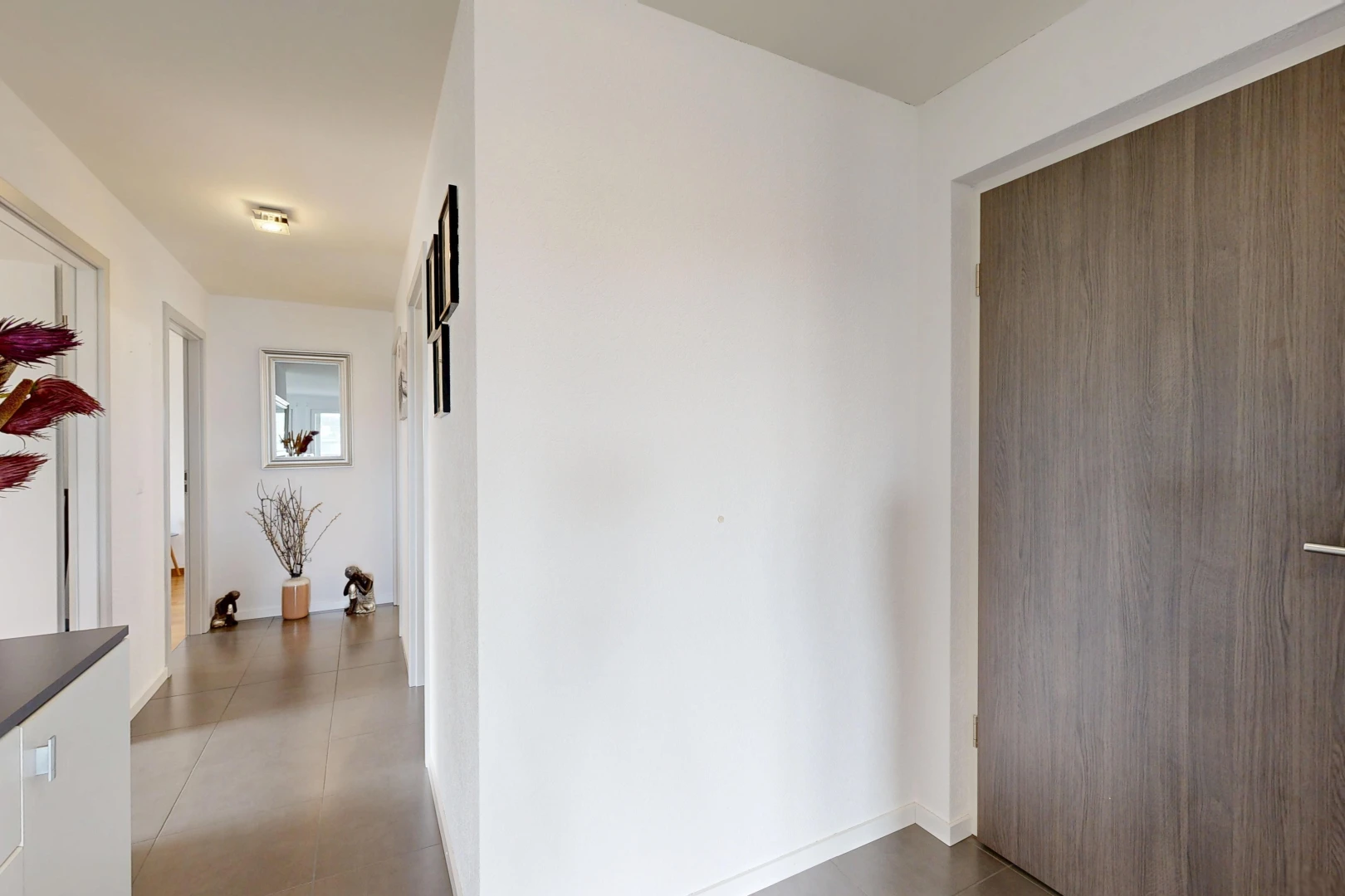 couloir avec cloison sèche, drywall, et inside property
