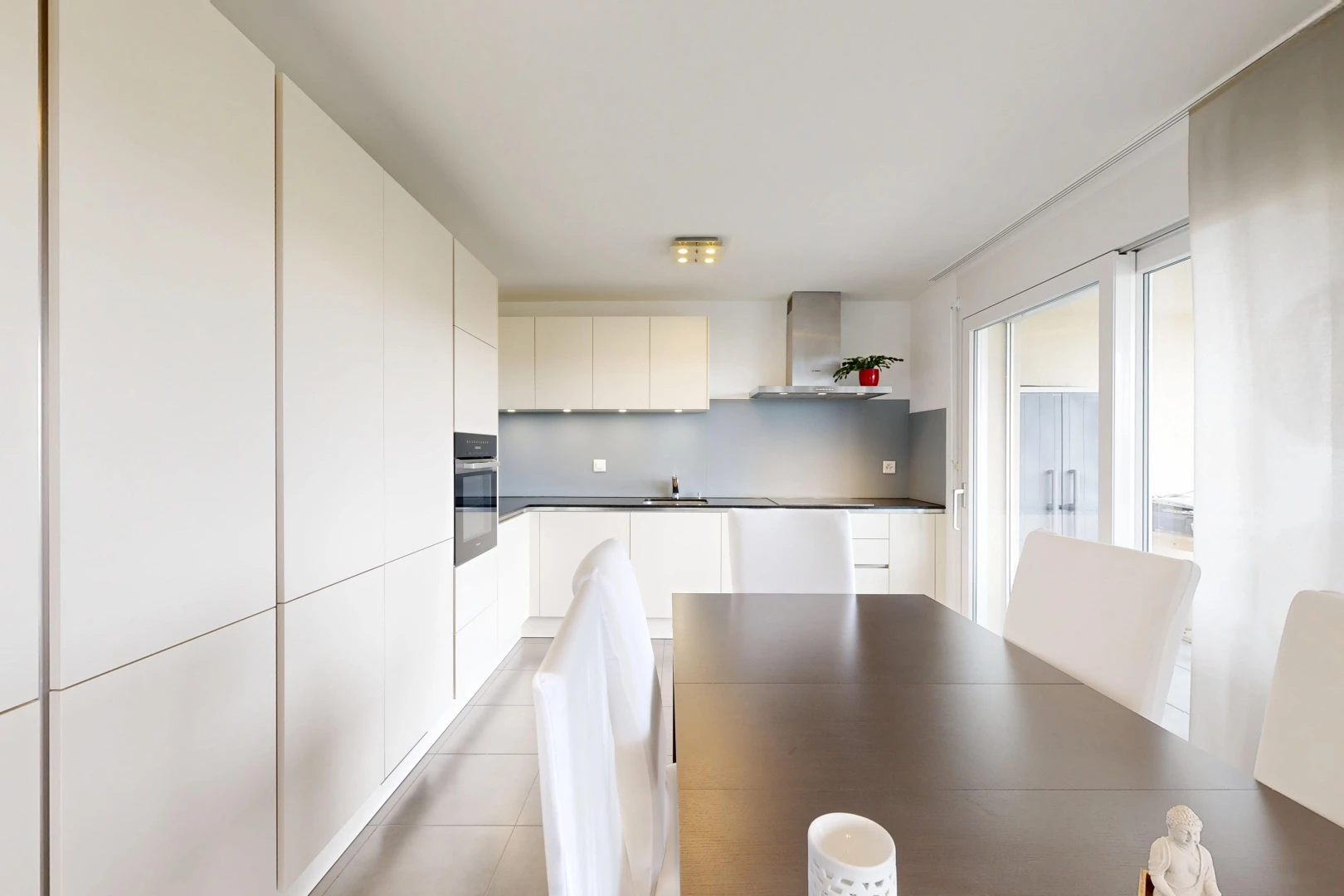 cuisine avec hotte, light floor, armoires blanches, white cabinets, et armoires à panneau plat