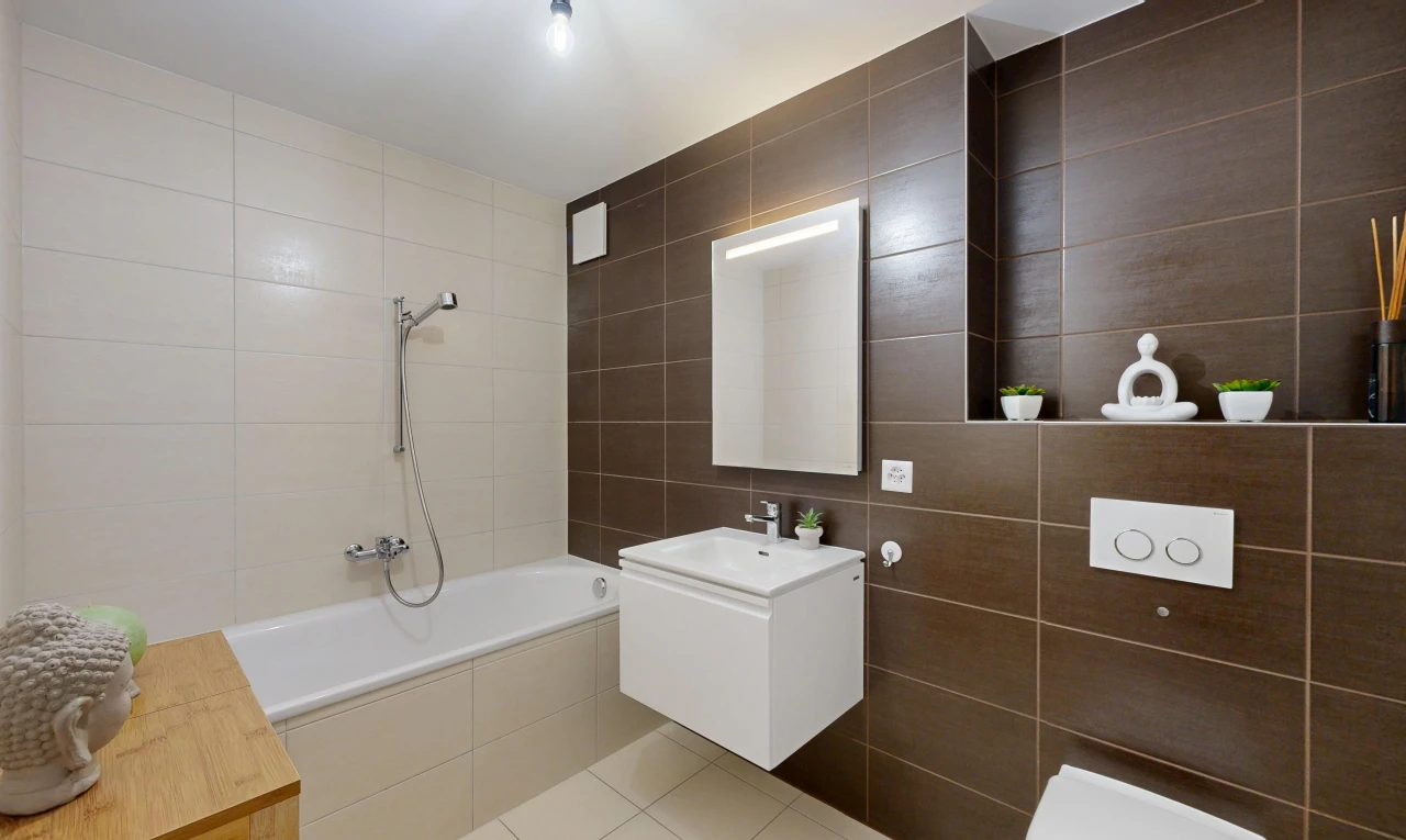 salle de bains avec tile wall, mur en carrelage, salle de bain complète, miroir, et douche-bain combinés