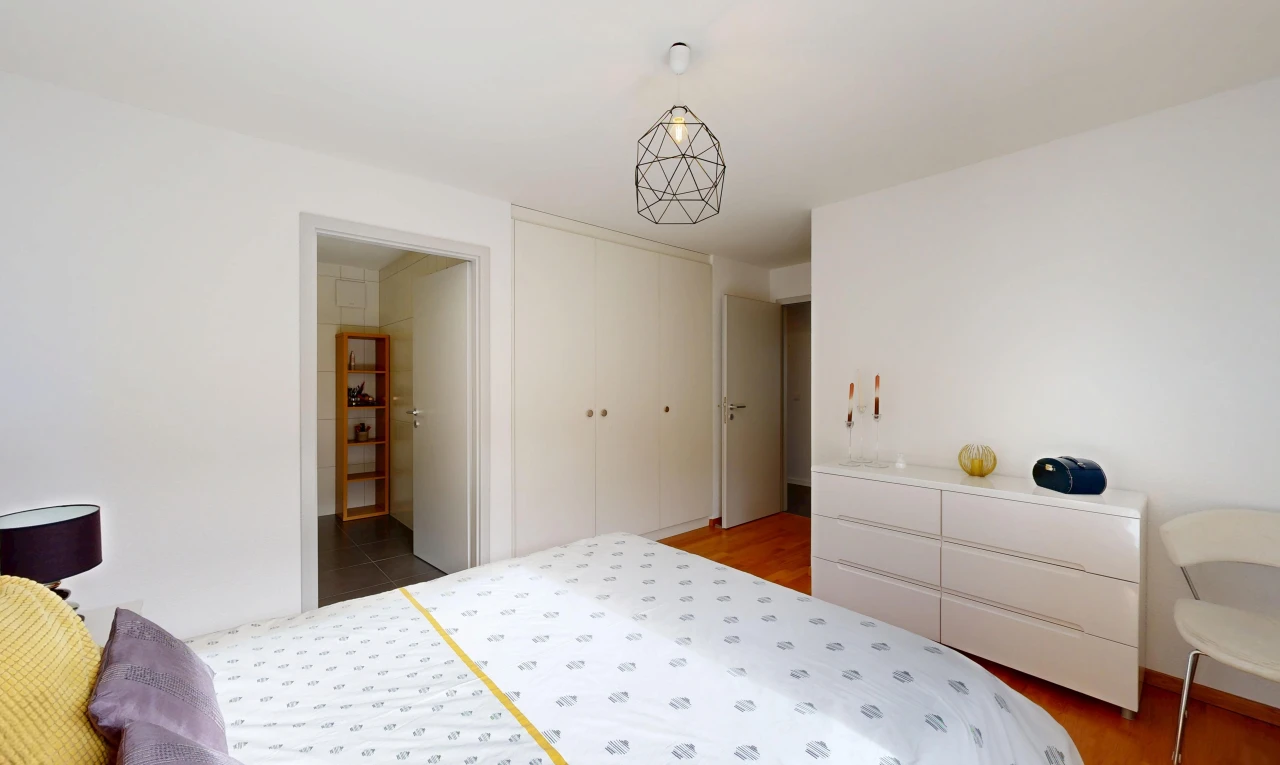 chambre avec drywall, cloison sèche, placard, inside property, et wood finish floor