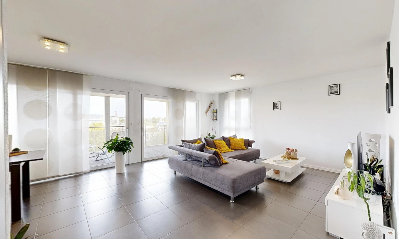 salon avec cloison sèche, drywall, inside property, accès à l'extérieur, et sol en carrelage