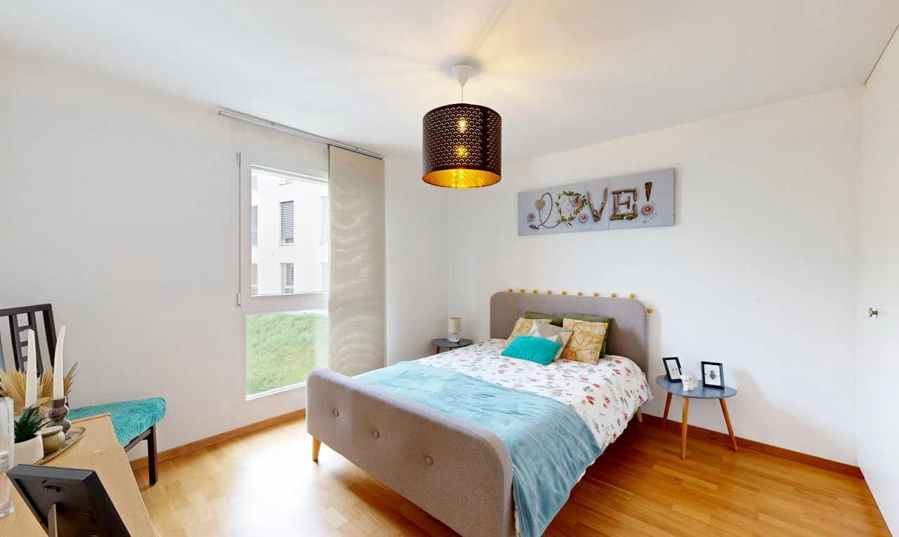 chambre avec lumière naturelle, drywall, cloison sèche, éclairage suspendu, et wood finish floor