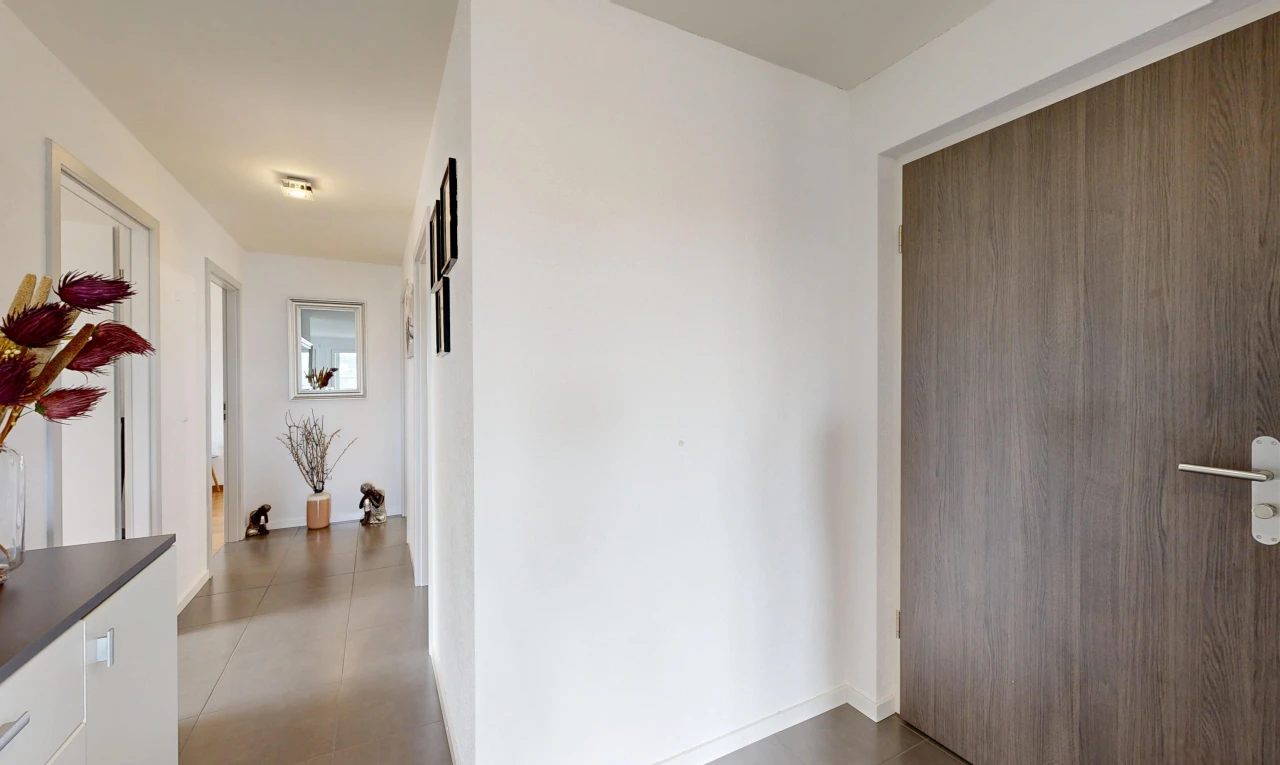couloir avec cloison sèche, drywall, et inside property