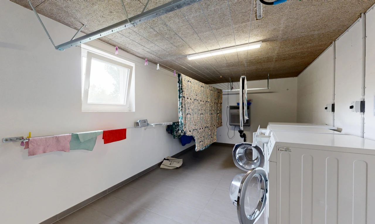 buanderie avec lave-linge et sèche-linge séparés, lumière naturelle, et inside community