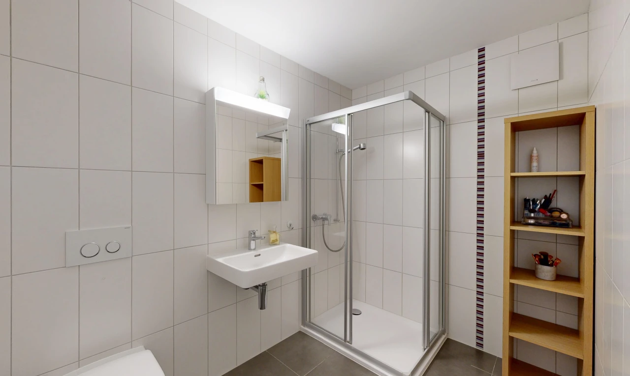 salle de bains avec miroir, salle de bain complète, tile wall, mur en carrelage, et douche