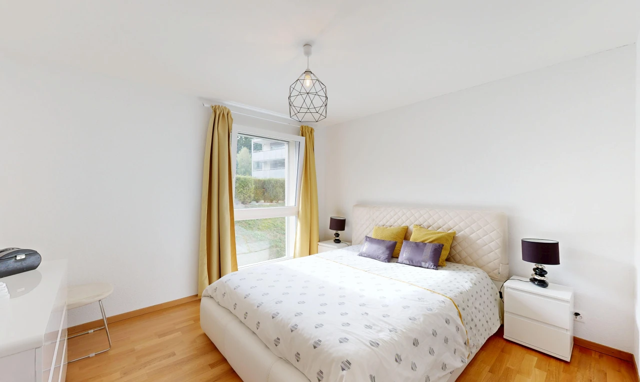 chambre avec lumière naturelle, drywall, cloison sèche, light floor, et wood finish floor
