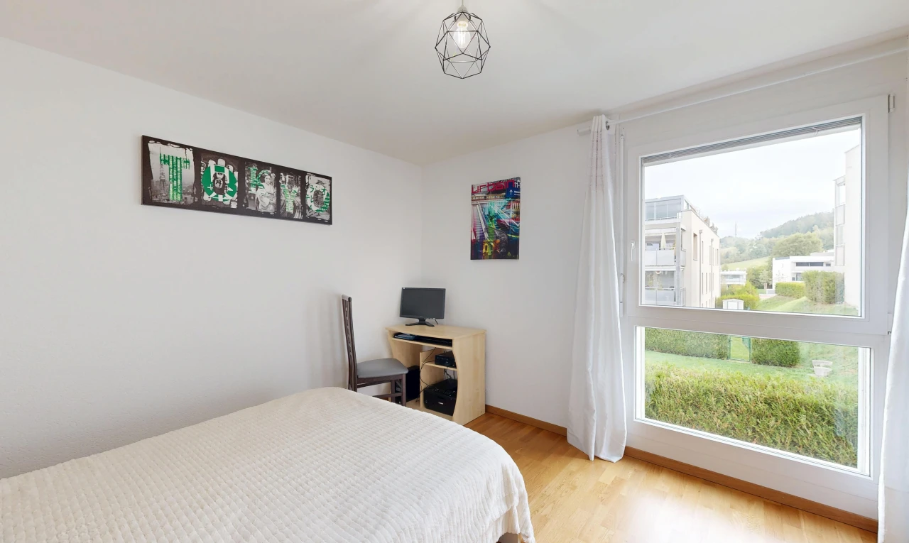 chambre avec lumière naturelle, drywall, cloison sèche, wood finish floor, et sol en finition bois