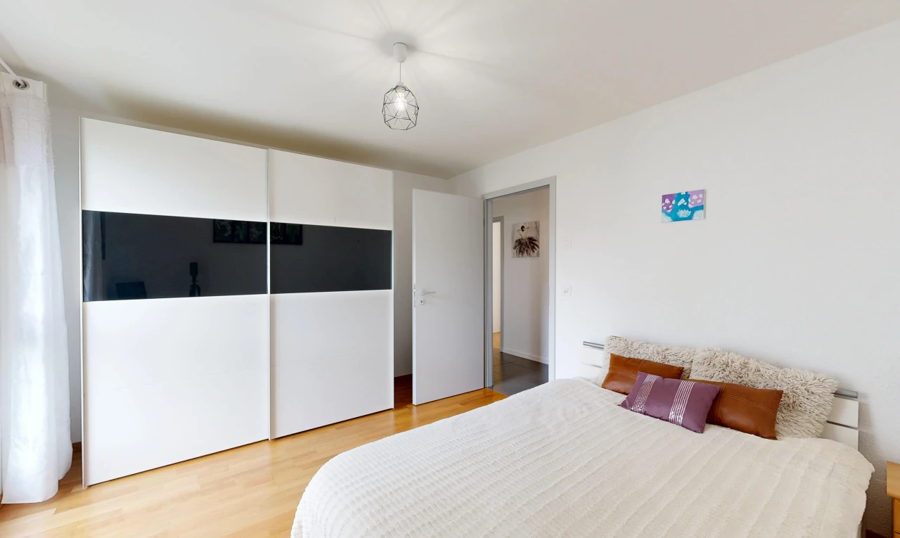 chambre avec drywall, cloison sèche, wood finish floor, sol en finition bois, et inside property