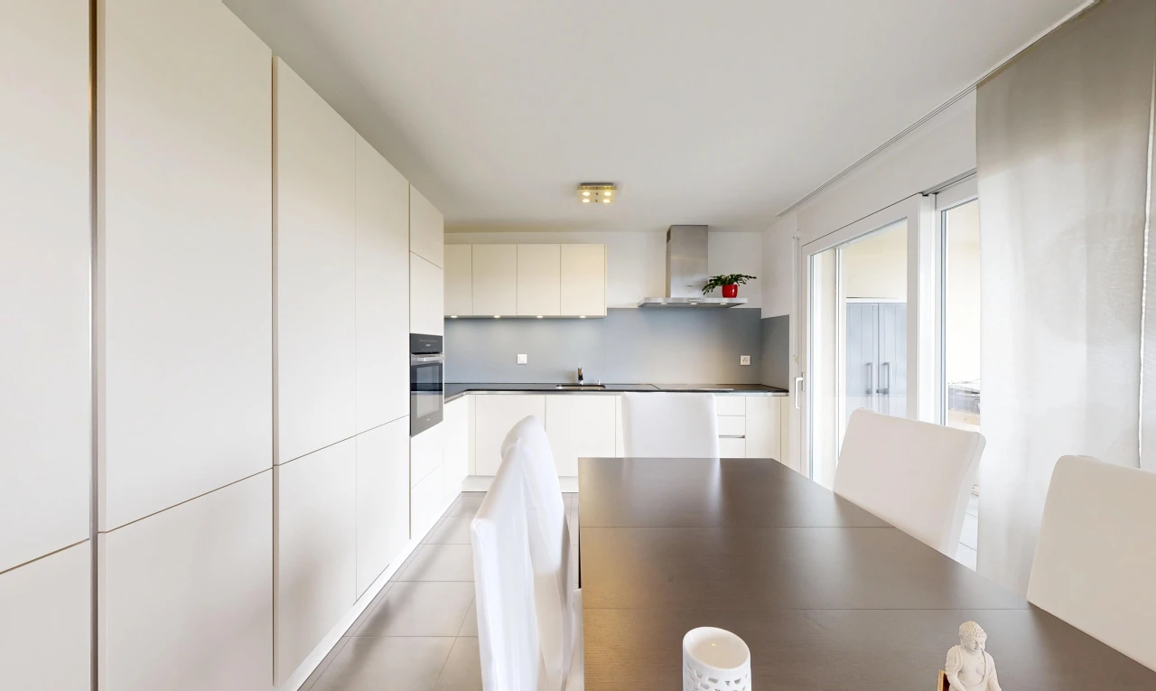 cuisine avec hotte, light floor, armoires blanches, white cabinets, et armoires à panneau plat