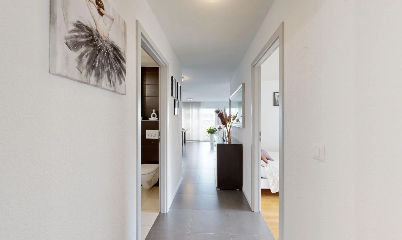 couloir avec inside property, drywall, cloison sèche, et light floor